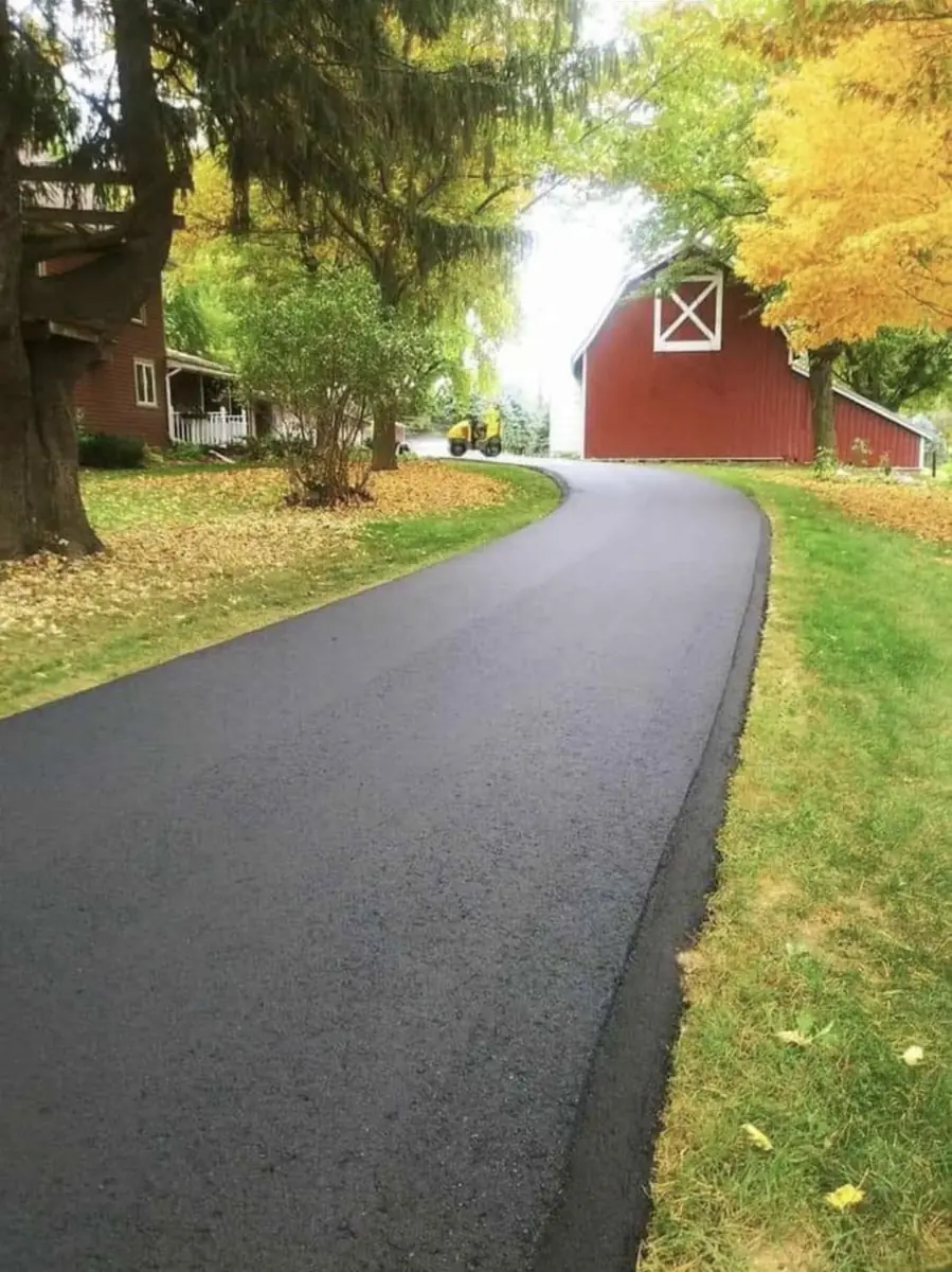 StrawHat Paving job photo – asphalt barn driveway